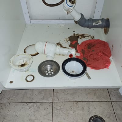 חלקי צנרת מפורקים, סמרטוט אדום, לכלוך