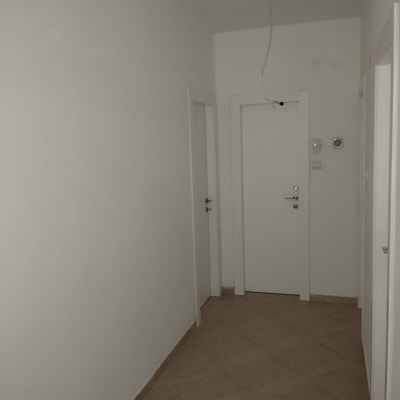 שלוש דלתות לבנות במסדרון צר