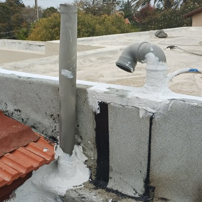 איטום גג עם צינורות ואביזרי איטום