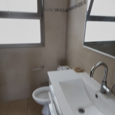 חדר אמבטיה עם כיור, מראה ואסלה