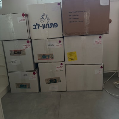 קופסאות מאורגנות בחדר עם מדבקות ותוויות