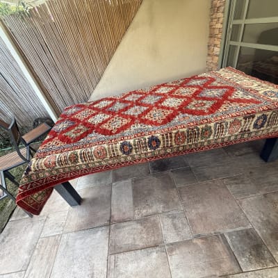 שטיח צבעוני מונח על שולחן בחוץ