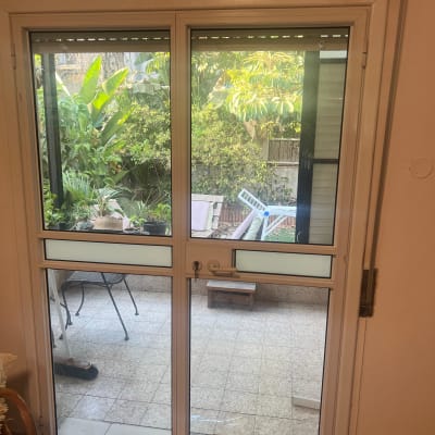 דלת זכוכית עם נוף לגינה ירוקה