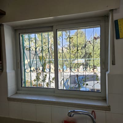 חלון עם סורג וברז במטבח