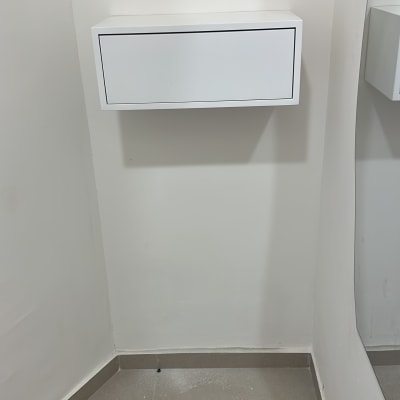 כלי עבודה ומדף מותקן על קיר