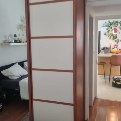 ארון עץ עם דלתות הזזה בחדר שינה