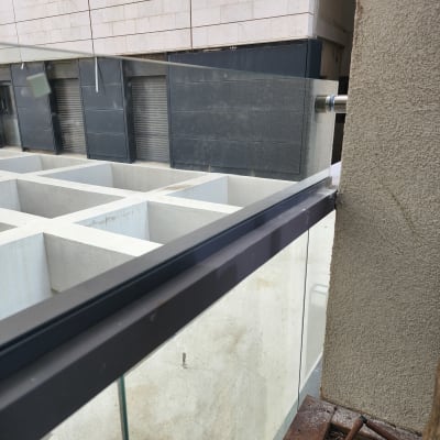 מעקה זכוכית בבניין מגורים