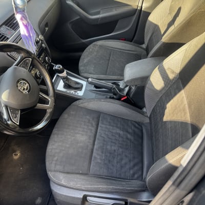 מושבי רכב פנימיים עם כיסוי שחור