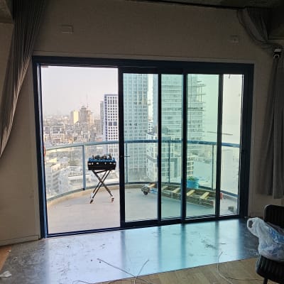 דלתות אלומיניום גדולות עם נוף עירוני