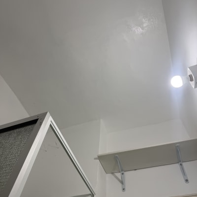 תקרה עם תאורה ומדף מותקן