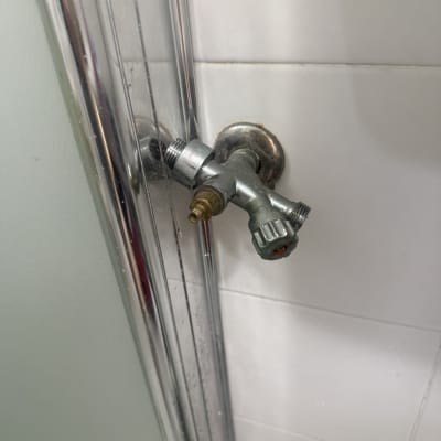 ברז זוויתי כפול מותקן על קיר אריחים