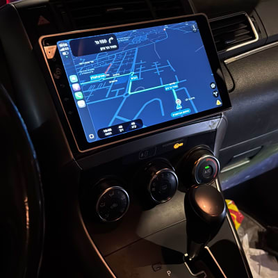 מערכת ניווט ברכב עם מסך מגע ותיבת הילוכים