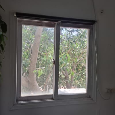 חלון זכוכית עם נוף עצים בחוץ