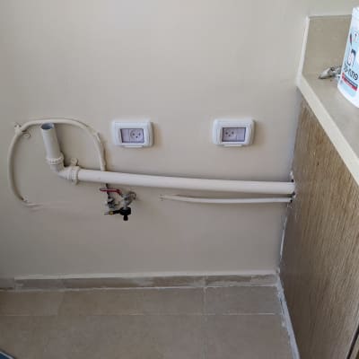 צינור מים עם ברזים על קיר