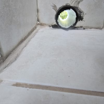 חור בקיר עם איטום סביבו