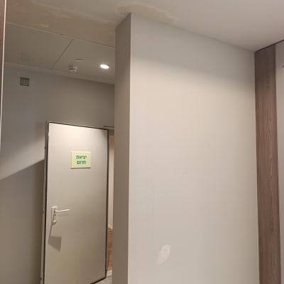 קיר עם סימני תיקון ויציאה חירום