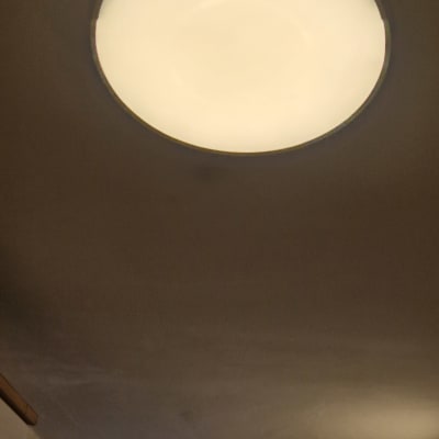 תאורה עגולה על תקרה בחדר עם חלונות