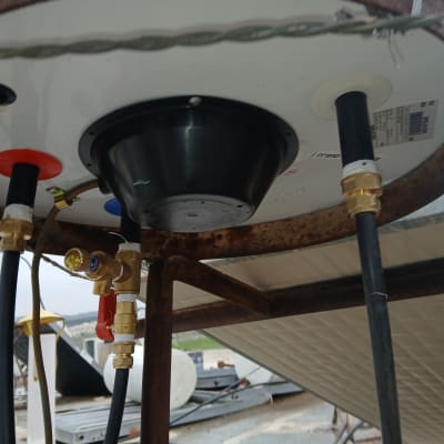 חלקים תחתונים של דוד שמש עם צינורות וחיבורים