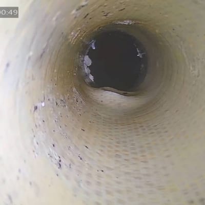 צילום פנים של צינור עם תאריך ושעה