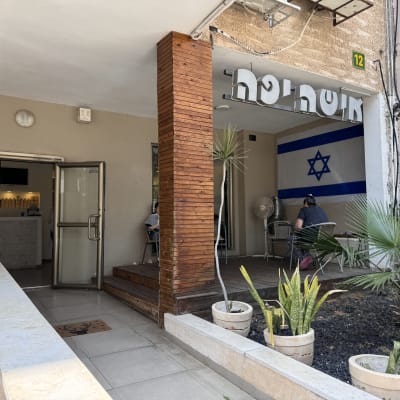 כניסה למספרה עם דגל ישראל על הקיר