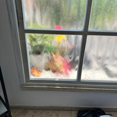 חלון זכוכית עם טשטוש צבעוני מבחוץ