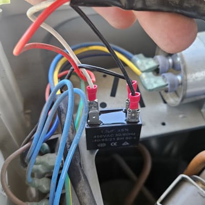 חוטי חשמל ומחברים במערכת מיזוג אוויר