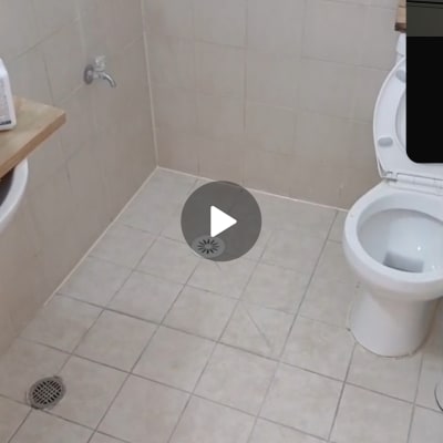חדר אמבטיה עם שירותים ורצפת קרמיקה