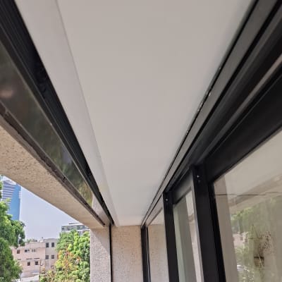 בניית תקרת גבס נקייה ומושלמת מעל מפתח ויטרינה ודלתות הזזה