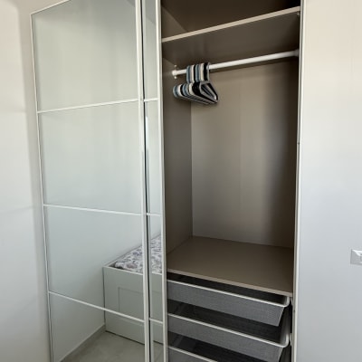 ארון בגדים עם מדפים ומוט תלייה