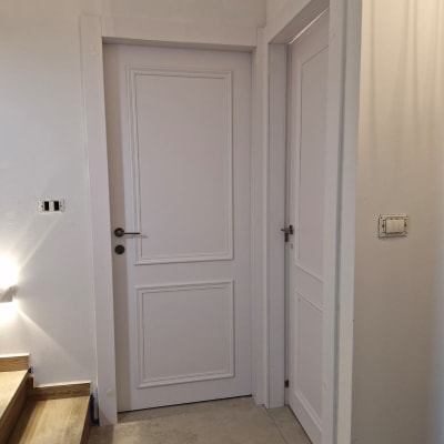 שתי דלתות לבנות עם ידיות מתכת