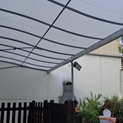 סככה מותקנת בחצר עם גג שקוף