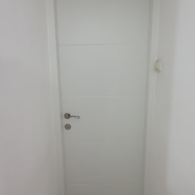 דלת לבנה עם ידית כסופה