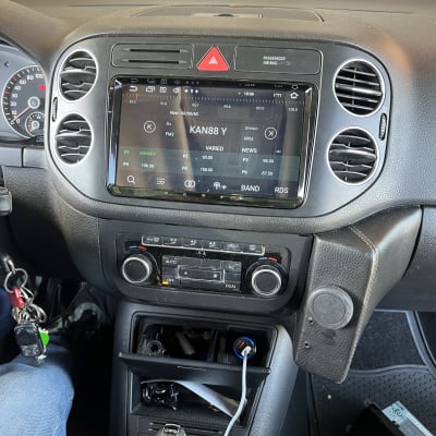 מערכת מולטימדיה ברכב עם מסך מגע ותצוגת רדיו