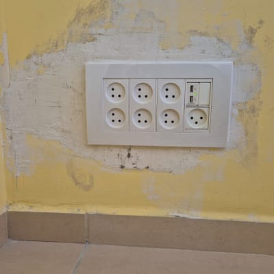 שקע חשמל עם יציאות USB על קיר צהוב