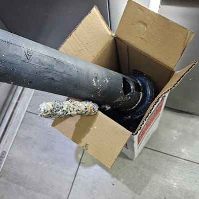 צינור עם אבנית בתוך קופסה קרטון