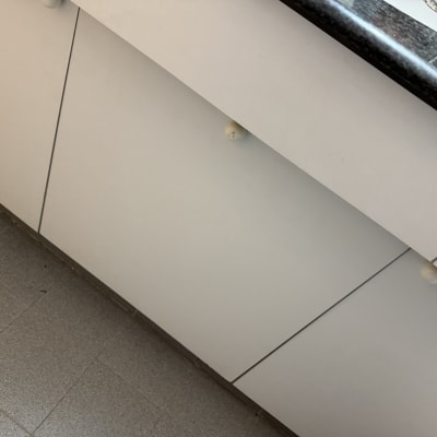 ארונות מטבח ורצפת קרמיקה אפורה