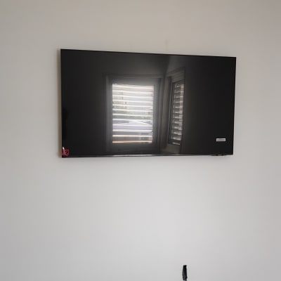 טלוויזיה מותקנת על קיר לבן