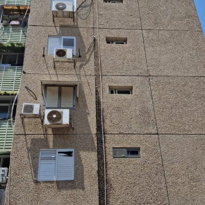 יחידות מיזוג אוויר מותקנות על קיר בניין