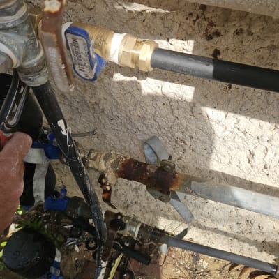 צנרת מים עם ברזים וחיבורים חיצוניים