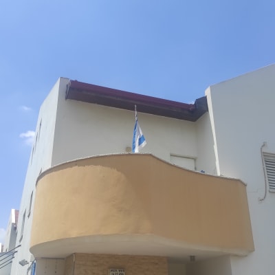 בניין עם גג שטוח ודגל על הגג