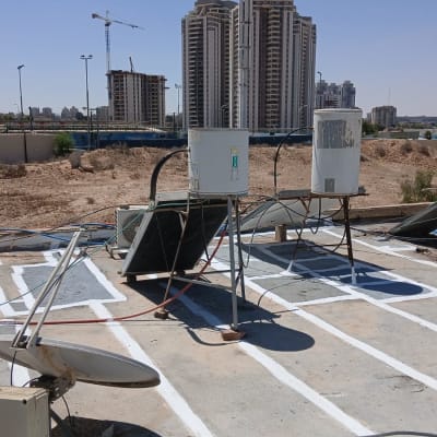 מערכת איטום על גג עם דודי שמש וצנרת