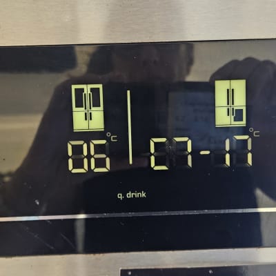 צג דיגיטלי ולוח פיקוד אלקטרוני בחזית מקרר ממוחשב