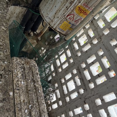 דוד שמש מלוכלך עם צינורות וסימני לכלוך