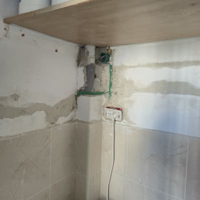 שקע חשמל עם חוטים חשופים בקיר