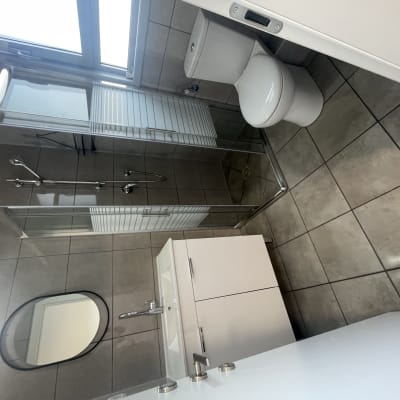 חדר אמבטיה עם מקלחון, כיור ואסלה