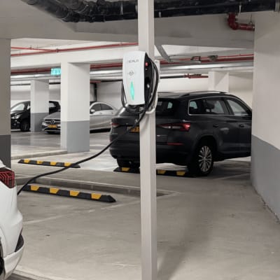 עמדת טעינה לרכב חשמלי בחניון תת קרקעי