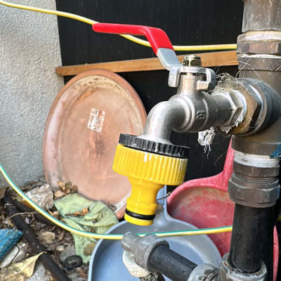 ברז עם ידית אדומה וצינור צהוב