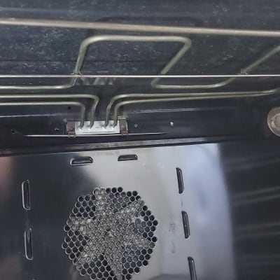 תנור אפייה עם גוף חימום עליון ותחתון