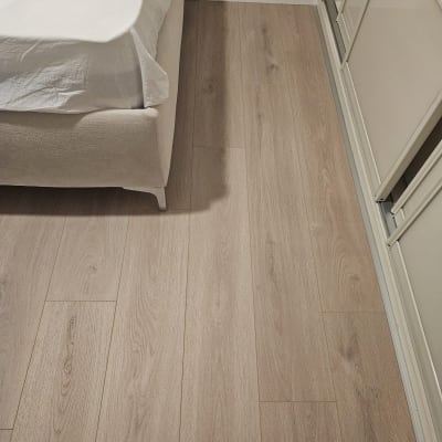 רצפת פרקט ליד מיטה וארון