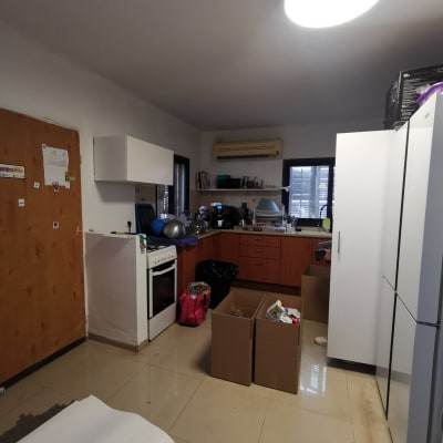 ארגזים פתוחים במטבח עם מוצרי אריזה וארגון